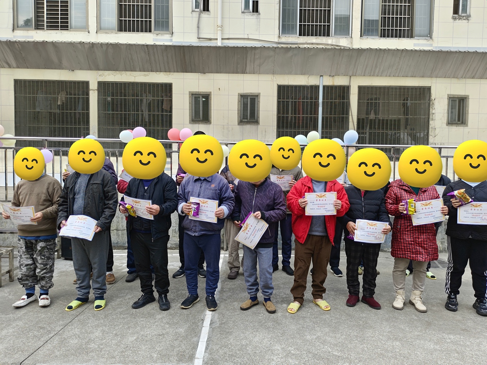 为劳动标兵颁发奖状